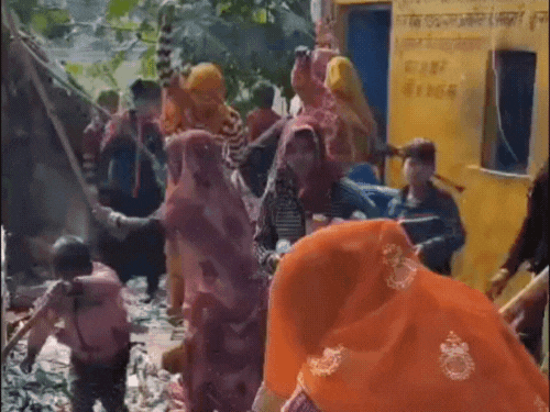 Women in Agra broke liquor bottles worth Rs 5 lakh. | घूंघट में महिलाओं ने  शराब की बोतलें तोड़ीं, VIDEO: आगरा में ठेके में घुसीं, पेटियां सड़क पर  फेंकीं; बोलीं- सुबह से