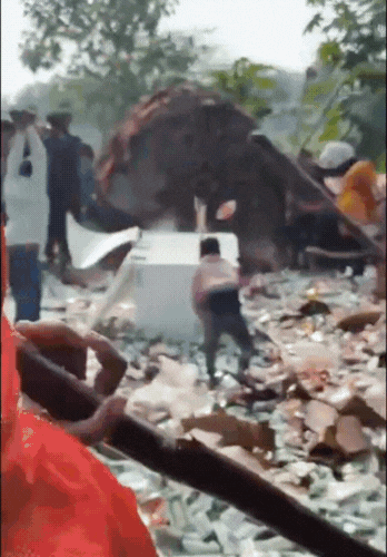 Women in Agra broke liquor bottles worth Rs 5 lakh. | घूंघट में महिलाओं ने  शराब की बोतलें तोड़ीं, VIDEO: आगरा में ठेके में घुसीं, पेटियां सड़क पर  फेंकीं; बोलीं- सुबह से