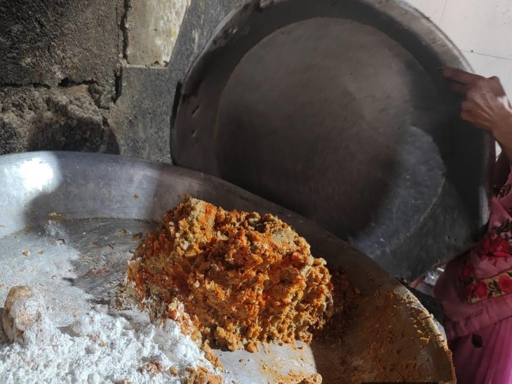 भजिया बनाने वाले बेसन में कीड़े लग गए थे।