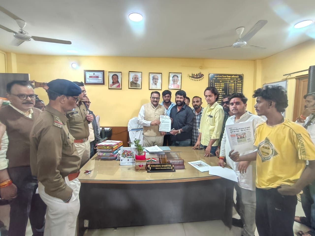 Controversy erupts over Class 4th paper | कक्षा चौथी के पेपर को लेकर उपजा विवाद: मल्टीपल क्वेश्चन में पूछा- मोना के डॉग का नाम, ऑप्श्न में 'राम' नाम दिया; NSUI का विरोध, जांच समिति बनी - Chhattisgarh News 1 DEO ने पूरे मामले में जांच का आश्वासन दिया है।