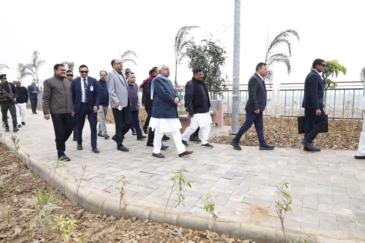 सौंदर्यीकरण कार्य का जायजा लेते सीएम नीतीश कुमार।
