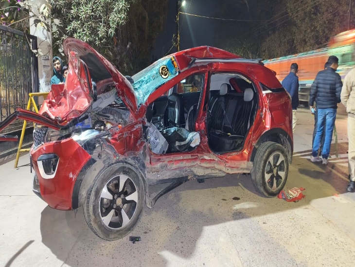 घटना के बाद कार चारों तरफ से पिचक गई थी।