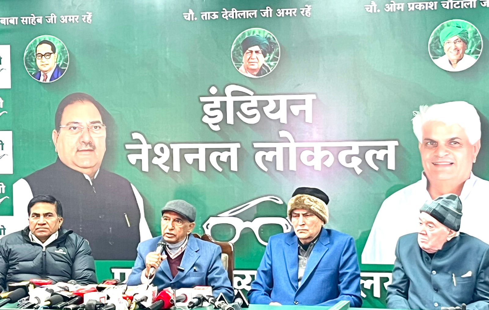 चंडीगढ़ में INLD ऑफिस में पत्रकारों के सवालों के जवाब देते पूर्व बिजली मंत्री संपत सिंह।