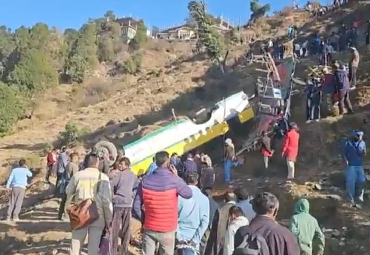 हादसा इतना जबरदस्त था कि बस की छत चेसिस से अलग हुई।