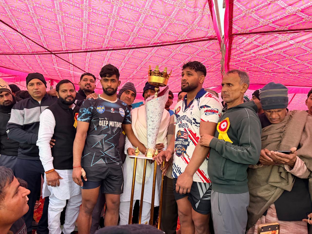 झज्जर जिले के गांव मारौत में हरियाणा स्टाईल कबड्‌डी प्रतियोगिता में जीत के बाद ट्रॉफी के साथ विजेता टीम।