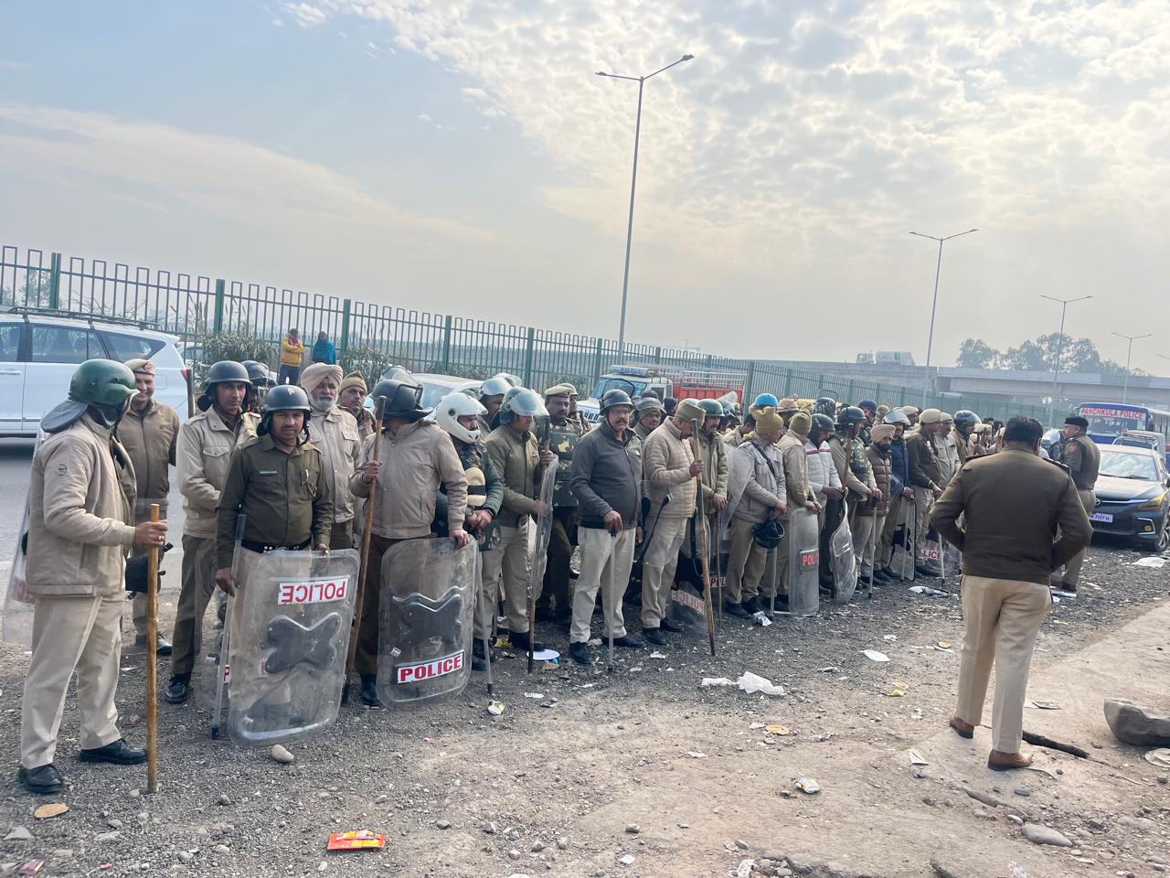 पंचकूला में सरकारी जमीन से हटवाए कब्जे:  चंडीगढ़–कालका हाईवे पर पुलिस-प्रशासन की संयुक्त कार्रवाई, 150 पुलिसकर्मी रहे तैनात – Panchkula News