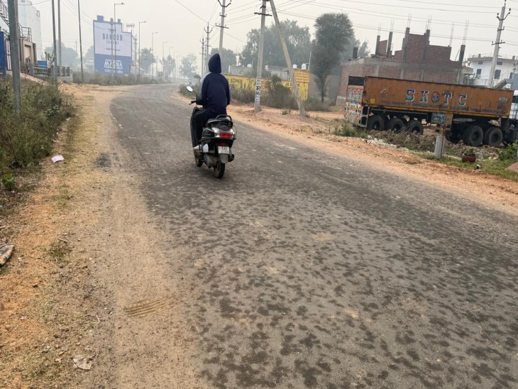 अलवर शहर में हल्की बूंदाबांदी रही। टेल्को चौराहे के पास शालीमार में रोड पर बारिश की बूंदे।