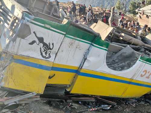 बस के पीछे के दोनों पहिये निकलकर अलग हो गए।