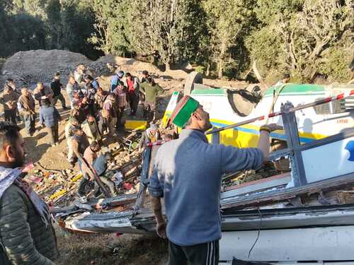 हादसे में बस की छत टूटकर अलग हो गई।