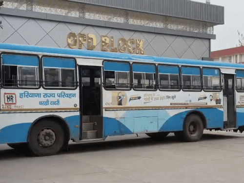 सड़क हादसे के बाद भिवानी के नागरिक अस्पताल में पहुंची राडवेज बस