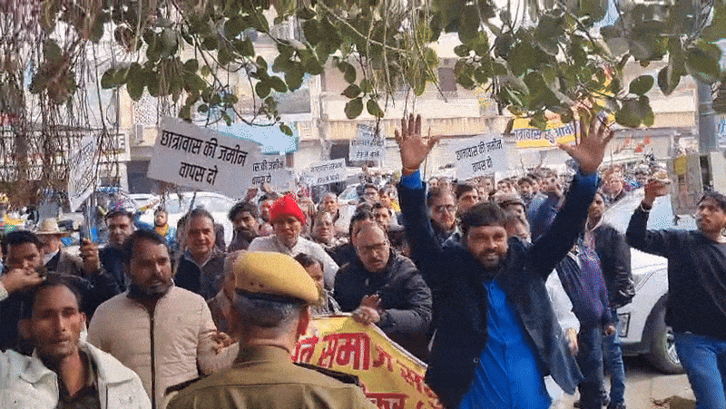 पारीक सोशल ग्रुप, सैनी समाज संस्था, मैढ़ क्षत्रिय स्वर्णकार समाज और सैन समाज सेवा समिति के बैनर तले लोगों ने शुक्रवार को रैली निकालते हुए कलेक्ट्रेट पहुंचकर जिला कलेक्टर को ज्ञापन दिया।