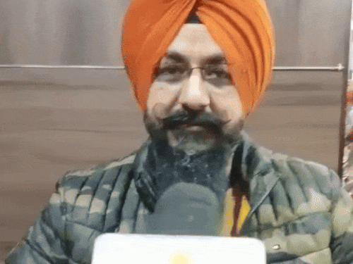 કેનેડા સરકાર દ્વારા વૃદ્ધોના PR પર લાદવામાં આવેલા પ્રતિબંધ વિશે માહિતી આપતા વિઝા એક્સપર્ટ તીર્થ સિંહ.