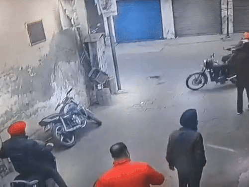 काली कार एक बुलेट मोटरसाइकिल को टक्कर मारती है ,हथियार लेकर पीड़ित के पीछे दौड़ते हुए नजर आऐ - Dainik Bhaskar