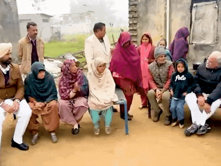 कांग्रेस नेताओं के समक्ष अपनी बात रखतीं महिला मजदूर।