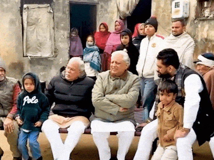 मजदूरों से बातचीत करते हुए कांग्रेस प्रदेश प्रभारी भूपेश बघेल व अन्य नेता।