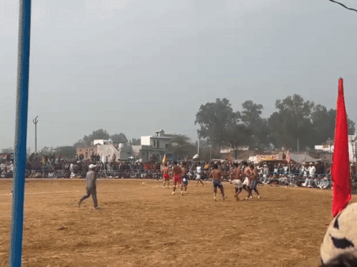 गांव मारौत में आयोजित कबड्‌डी प्रतियोगिता में खेलते खिलाड़ी।