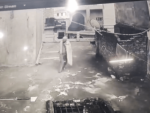 कॉन्ट्रेक्टर अपने मकान की छत पर शाम को किसी काम से गए थे। अचानक लड़खड़ाकर गिर गए।