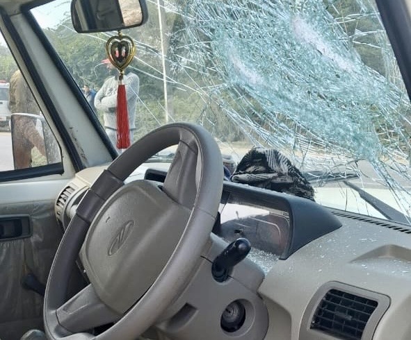 मौके पर खड़ी बोलेरो का शीशा टूट गया।