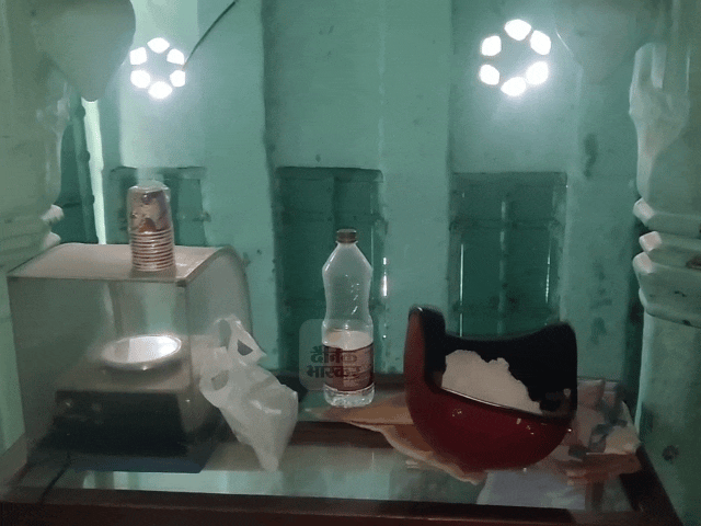 चोर मौके पर अपना एक हेलमेट भी छोड़ गए।