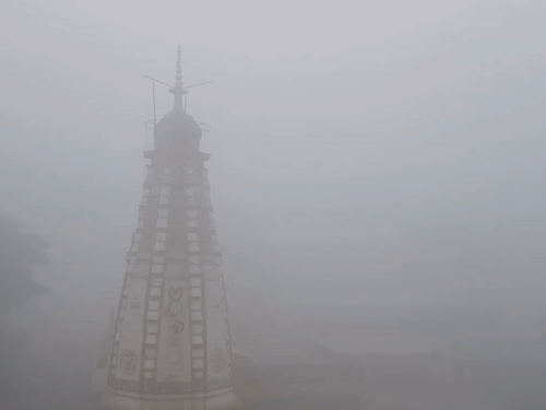 श्रीगंगानगर जिला मुख्यालय पर छाया घना कोहरा।