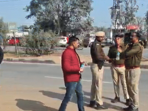 मौके पर पहुंची पुलिस की टीम ने आसपास के इलाके को खाली करा लिया।