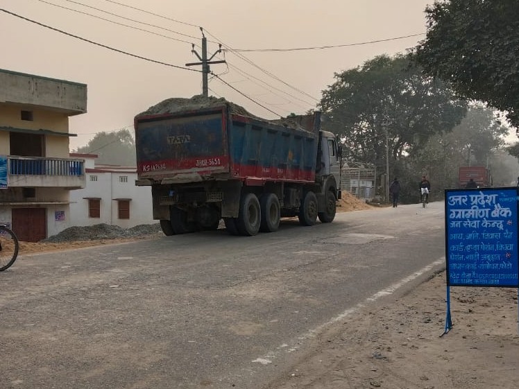 Postman hit by uncontrolled overloaded dumper | अनियंत्रित ओवरलोड डंपर ...