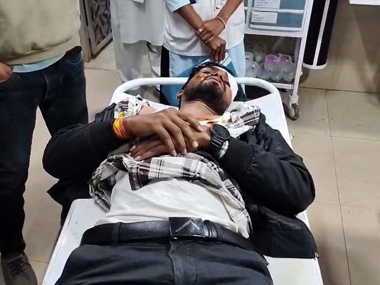 युगांत पटले का इलाज जिला अस्पताल में चल रहा है।