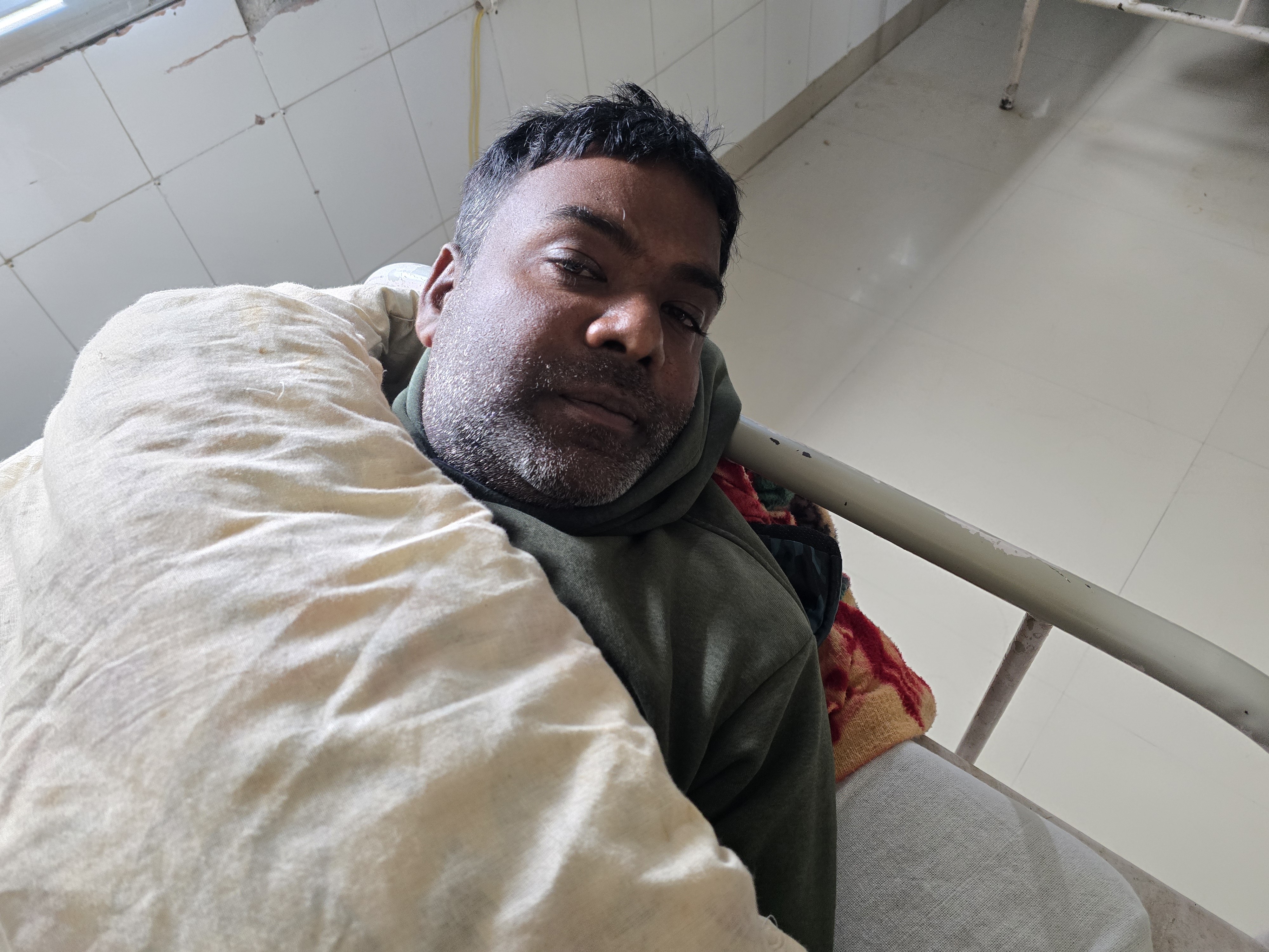 अस्पताल में भर्ती घायल।