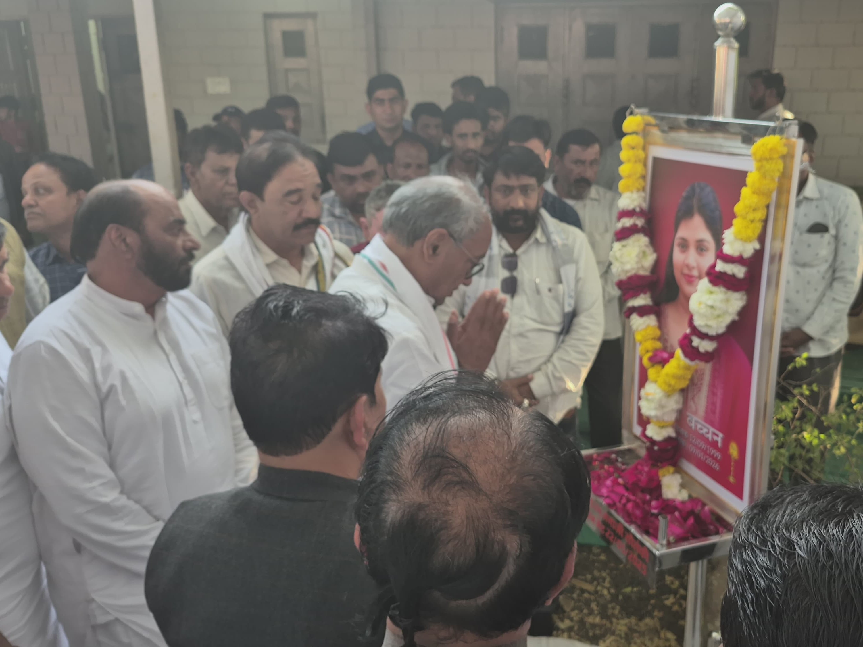 दिग्विजय ने प्रेरणा बच्चन को श्रद्धांजलि दी।