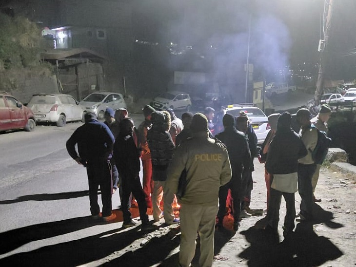 शिमला के उपनगर संजौली के चलौंठी में रात में सड़कों पर खड़े लोग।