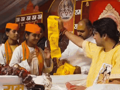 बागेश्वर महाराज गोंदिया के आमगांव में श्रीराम कथा कह रहे हैं।