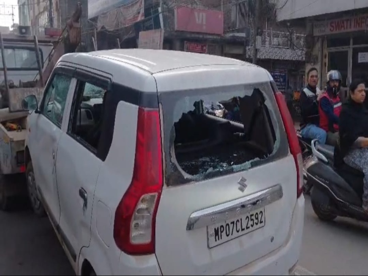 झगड़े के दौरान एक कार में भी तोड़फोड़ की गई।