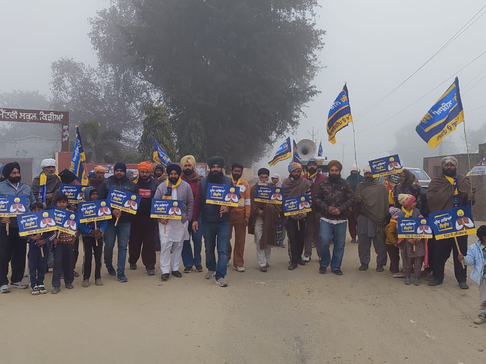 नशे के खिलाफ पैदल मार्च निकालते हुए