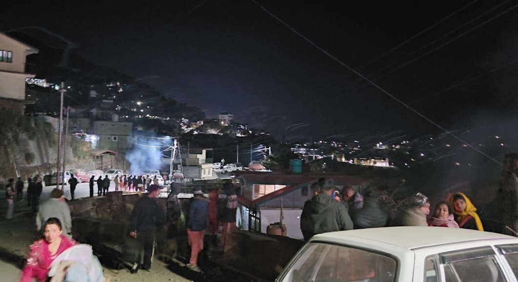 शिमला के चलौंठी में रात में सड़कों पर खड़े लोग।
