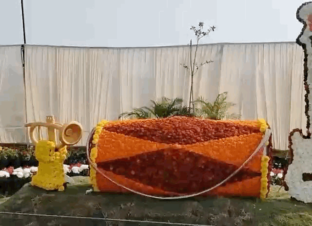 ढोल,गिटार ओर शहनाई फ्लावर से बनाए गए