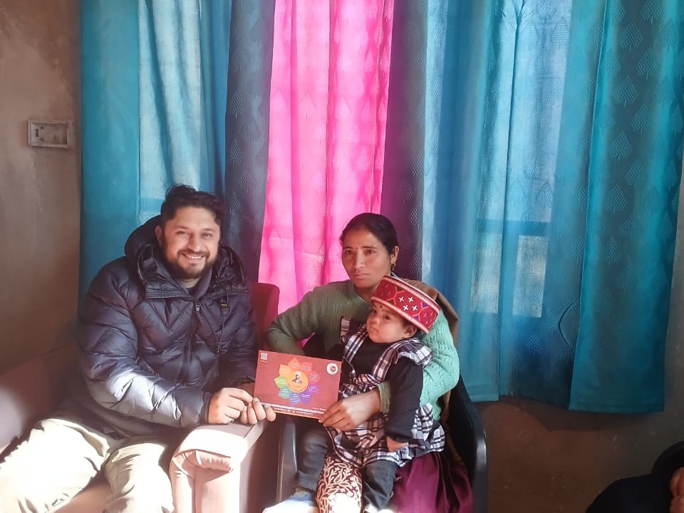 मंडी में नितिका के नाम 21 लाख की FD सौंपी:  CM सुक्खू ने की थी घोषणा; बाढ़ में खोया पूरा परिवार, डीसी पहुंचे घर – Mandi (Himachal Pradesh) News