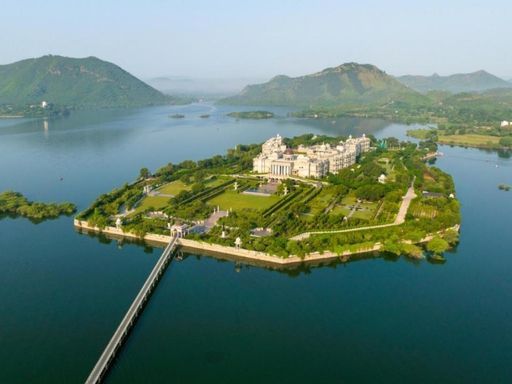 उदयसागर झील के बीच बना ये आलीशान होटल रेफल्स है। साल 1887 में सिंगापुर में स्थापित रेफल्स का भारत में पहला होटल उदयपुर और दूसरा जयपुर में है।