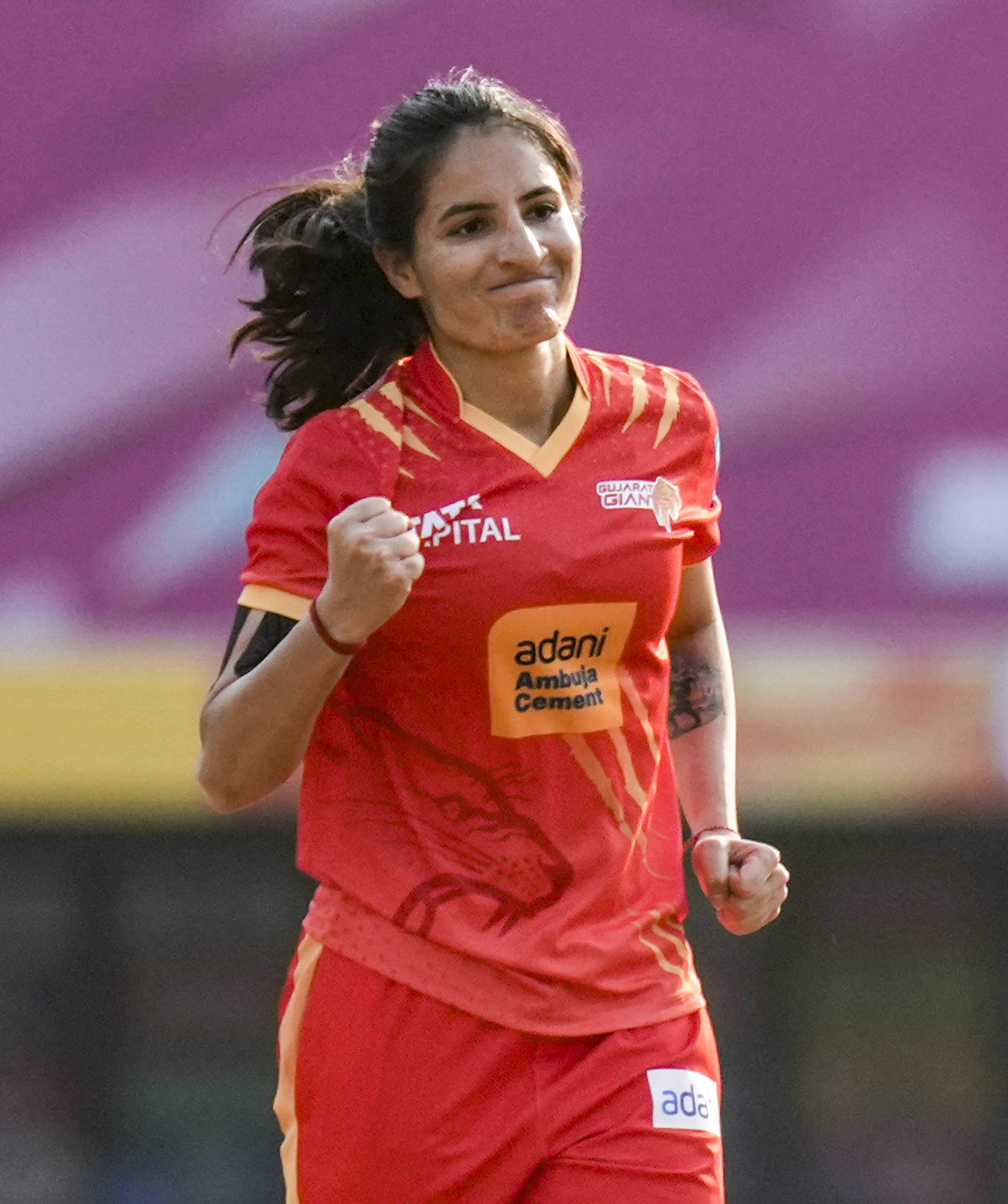 रेणुका सिंह ने दूसरा विकेट लिया।