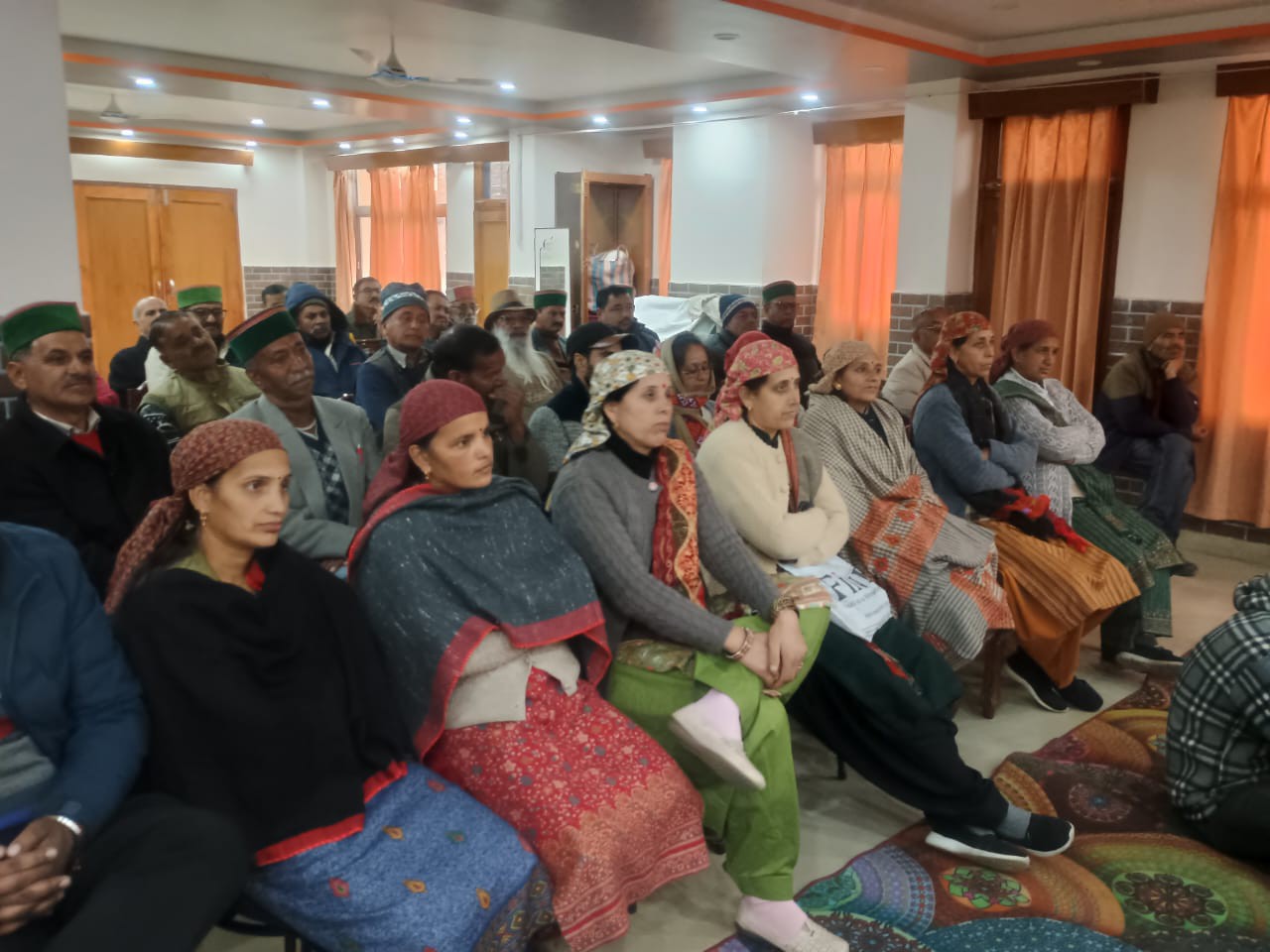 रामपुर के भद्राश मे सभा लुहरी हाइड्रो प्रोजेक्ट प्रभावित कमेटी के सदस्य बैठक करते हुए