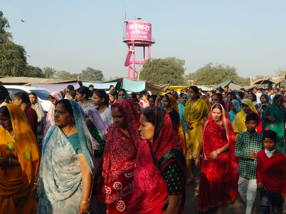 डीजे पर भजनों के बीच झूमते-नाचते भक्त, पदयात्रा में उमड़ा जनसैलाब।