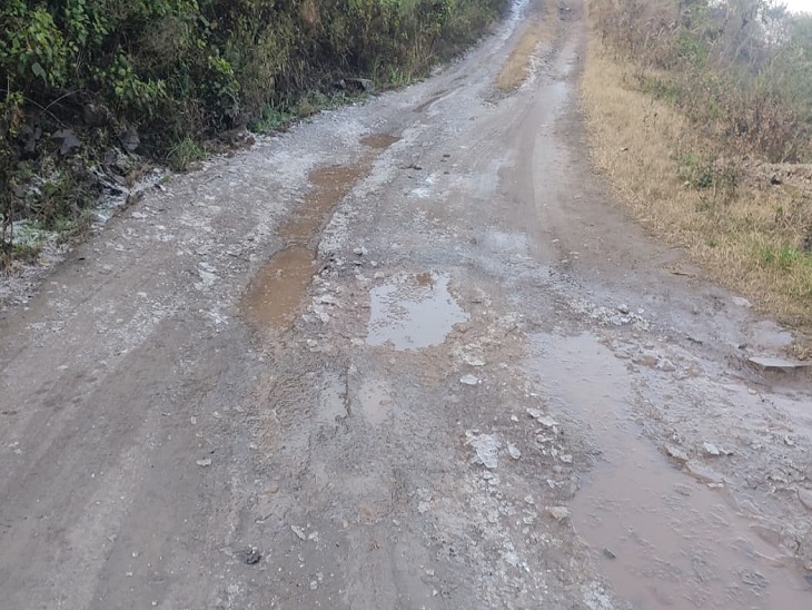 बिलासपुर में ठंड के कारण सड़क पर चलता पानी जम गया।