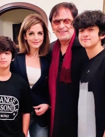 હૃતિકે સંજય ખાનની દીકરી સુઝેન સાથે લગ્ન કર્યા હતા. તેમને બે દિકરા, રેહાન અને હૃધાન છે.