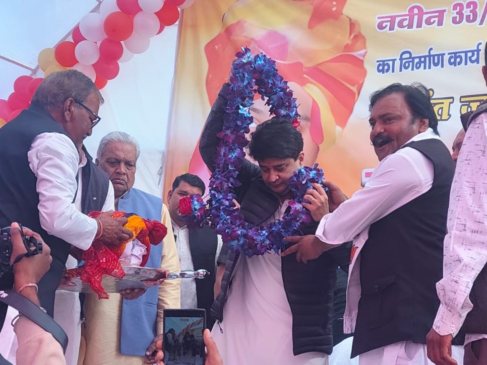 इस अवसर स्थानीय जनप्रतिनिधियों ने सिंधिया का अभिनंदन किया।