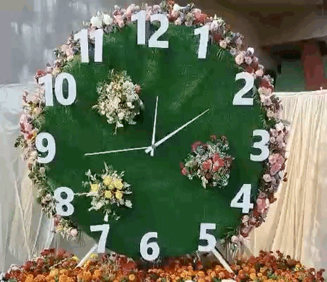 फ्लावर डेकोरेशन कर टाइम पीस सजाया गया।