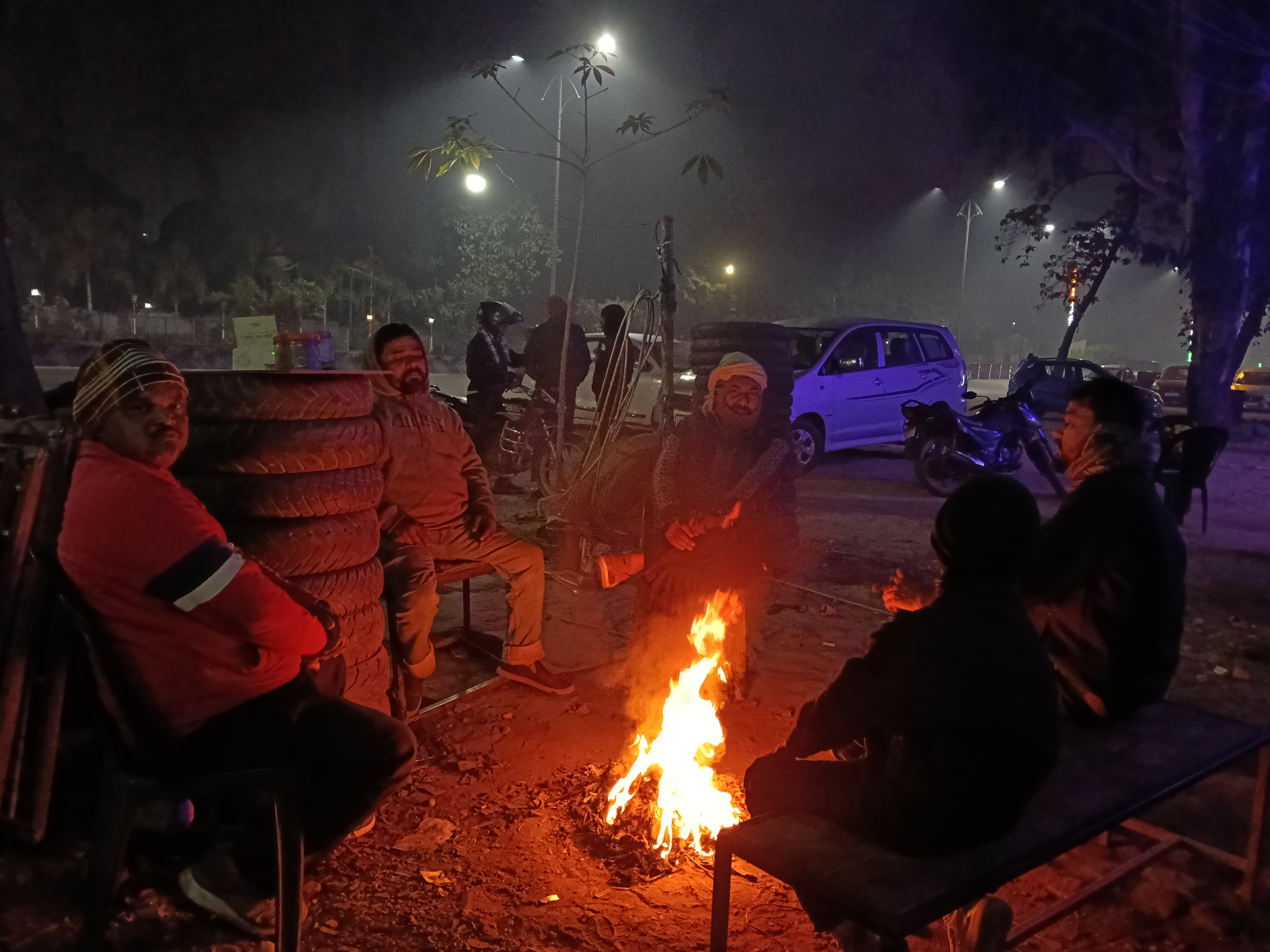 शीतलहर से बचने के लिए लोग अलाव का सहारा ले रहे हैं।