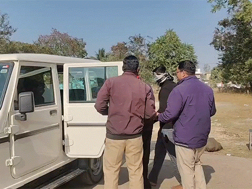 बांकीमोंगरा पुलिस की टीम युवती के बॉयफ्रेंड और उसके साथी गिरफ्तार कर जेल ले जा रही है।