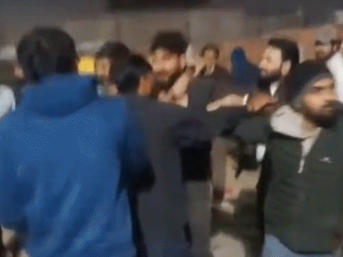 एक्सीडेंट के बाद लोगों ने कार में बैठे एक युवक को पकड़ लिया। उसके साथ मारपीट भी की गई।