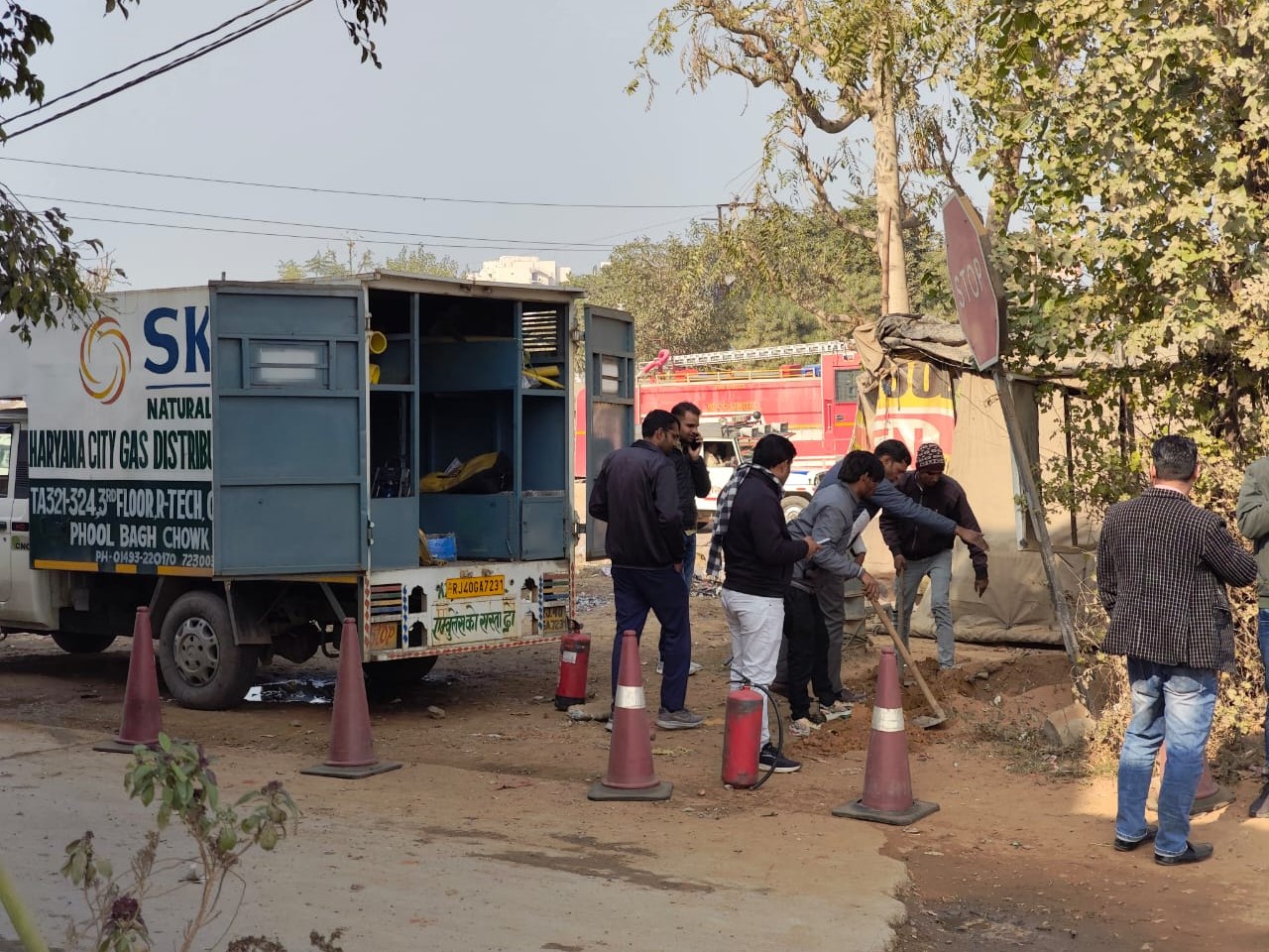 गैस लीकेज को ठीक करते कंपनी के कर्मचारी।