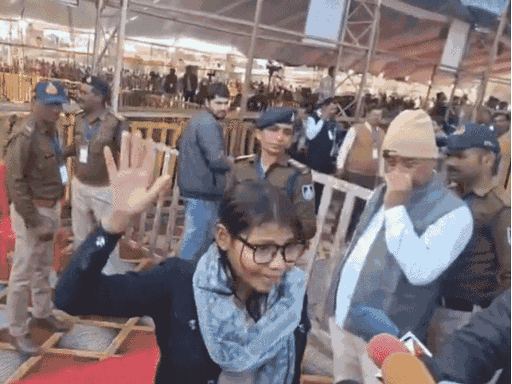 मीडिया के सामने रोते हुए अनामिका ने डॉक्टर बनने की इच्छा जताई और आर्थिक मदद मांगी।