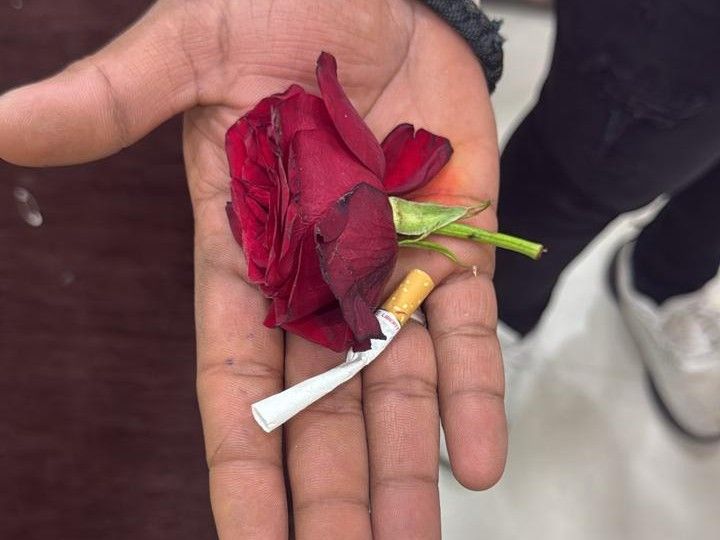 साहिल को जिस कमरे से पकड़ा गया है, वहां गुलाब और सिगरेट मिली है।